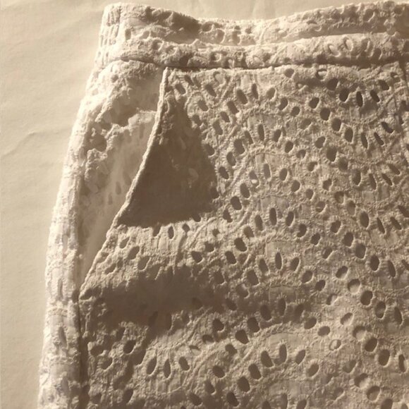 Vera Wang "Simply Vera Vera Wang" White Cotton Eyelet Shorts; Small; Pre-Owned - Picture 2 of 13